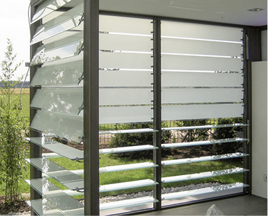 <p>
</p>

<p>
Punktförmig gehaltene Ganzglaslamellen mit Stufe bieten eine ansprechende Lösung für den Windschutz.
</p> - © Foto: Fieger Lamellenfenster

