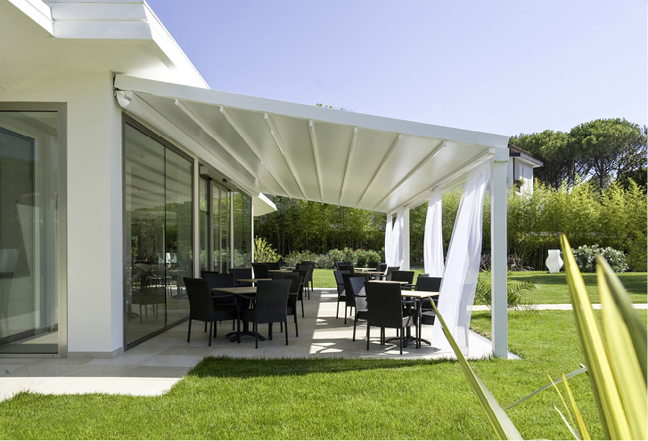 



Durch die an den Querprofilen befestigten faltbaren Behänge kann aufgrund der kleineren Behangflächen zwischen den Profilen eine wesentlich höhere Beständigkeit gegen Wind und Regenwasser erreicht werden. 
