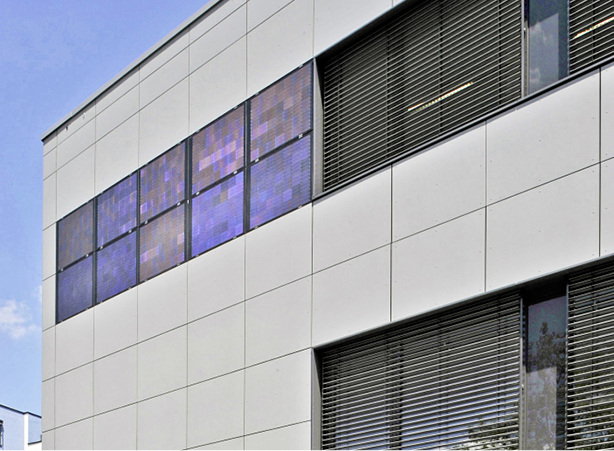 



Der Laborneubau des Fraunhofer ISE ist auf der Südwestfassade mit integrierten PV-Modulen ausgestattet.
