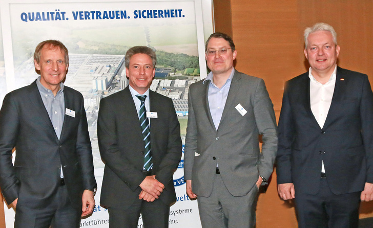 Direkt vor den TEC-Tagungen fand der erste Veka Unternehmertag statt. Als Referenten konnte der VEKA Vorstandsvorsitzende Andreas Hartleif Prof. Dr. Hans—Dieter Hermann (l.), Prof. Dr. Tom A. Rüsen und Prof. Dr. Ing. Alexander Verl. (2. u. 1. v.r.) begrüßen. - © Veka
