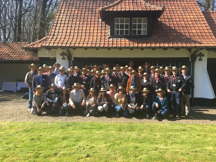 Gut gelaunt zeigten sich die 56 Teilnehmer aus dem Jungunternehmerkreis des BVRS (Bundesverband Rollladen + Sonnenschutz e.V.) beim Mittagslunch am Samstag zusammen mit Paul Renson und seinem Team. - © Anne-Kathrin Müller
