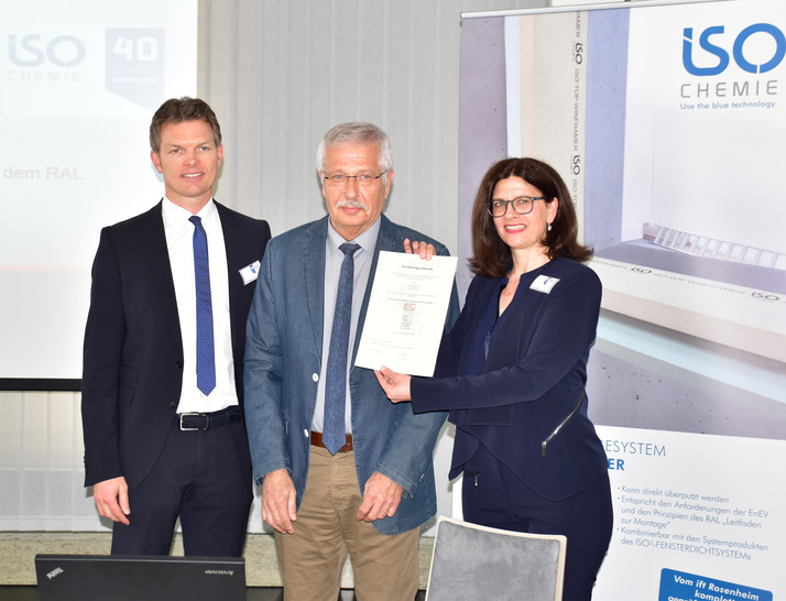 (v.l.) Dr. Martin J. Deiß (Geschäftsführer ISO-Chemie), Bernfried Stache (RAL Gütegemeinschaft FDKS), Inge Knorn (Leiterin Marketing ISO-Chemie) - © Daniel Mund / GLASWELT
