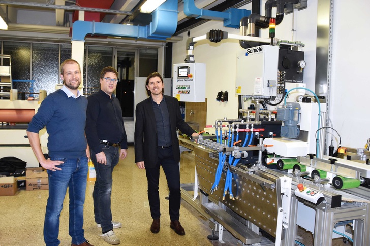 Sascha Hammes (li.) von Schiele konnte die neue Vacumat-Anlage an den Anwendungstechnik-Experten Reinhard Huber und den Leiter der Lackentwicklung für die Möbelindustrie, Reinhard Guem (re.), übergeben.