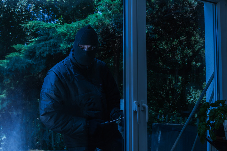 Sicherheitstechnik verhindert, dass Gelegenheitseinbrecher sich einfach Zutritt über Fenster oder Fenstertüren verschaffen. - © Abus
