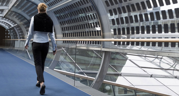 Auch gebogenes Isolierglas lässt sich mit integrierten PV-Elementen ausstatten.