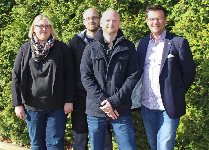 Oliver Troska (r.), Leiter des Prüfinstituts Schlösser und Beschläge Velbert, und die stellvertretende Institutsleitung Andrea Horsthemke (v.l.) zusammen mit den Prüfern Dominik Hermann und Lars Wedershoven.