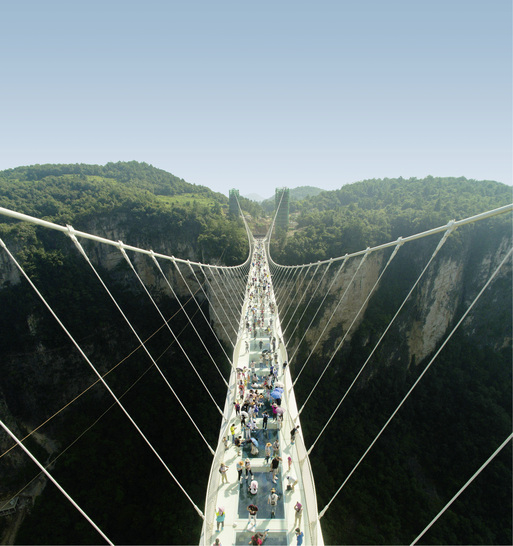 



In 300 m Höhe spannt die filigrane Hängebrücke mit ihrem Glasboden über den Canyon von Zhangjiajie in China.
