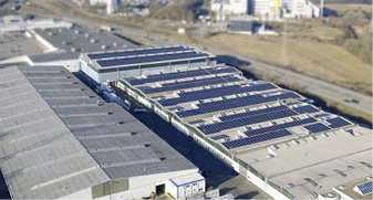 <p>
</p>

<p>
Der profine GmbH stehen am Standort Pirmasens (Kömmerling) viel Hallendachflächen zur Verfügung für eine Photovoltaikanlage mit einer Gesamtleistung von 1214,5 Kilowatt Peak.
</p> - © profine

