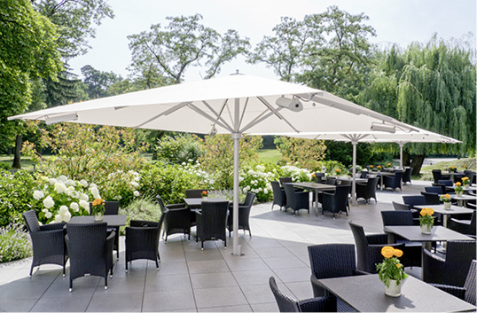 



Der weiße quadratische Gastroschirm Big Ben im Einsatz beim Hotel Kempinski Deutschland. 
