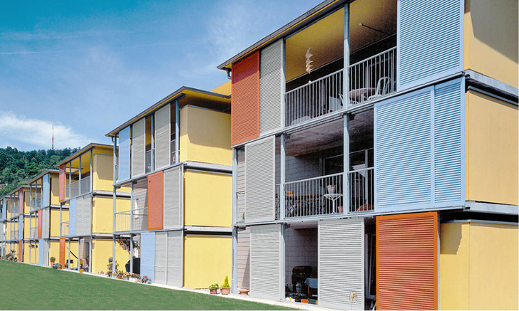 



Farblich sind beim Einsatz von Schiebeläden keine Grenzen gesetzt und können so für eine zufällige optische Abwechslung bei mehreren Gebäuden sorgen.
