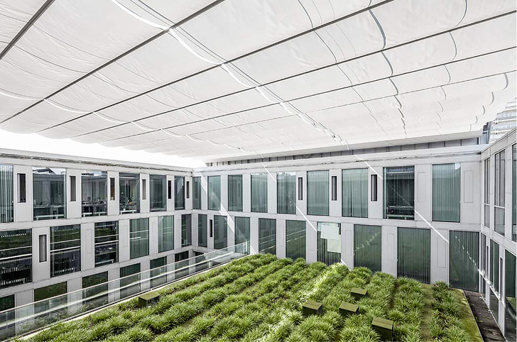 



Die durchschnittliche Höhe unter den Sonnen-



segeln im Innenhof beträgt ca. 9,5 Meter.
