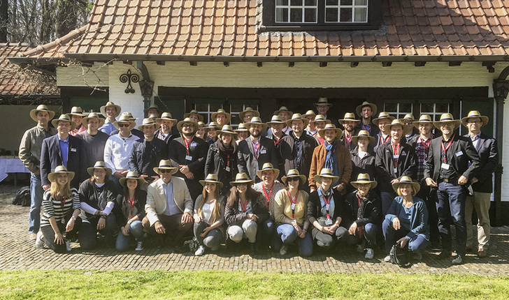 



Gut gelaunt zeigten sich die 56 Teilnehmer aus dem Jungunternehmerkreis des BVRS (Bundesverband Rollladen + Sonnenschutz e.V.) beim Mittagslunch am Samstag zusammen mit Paul Renson und seinem Team.
