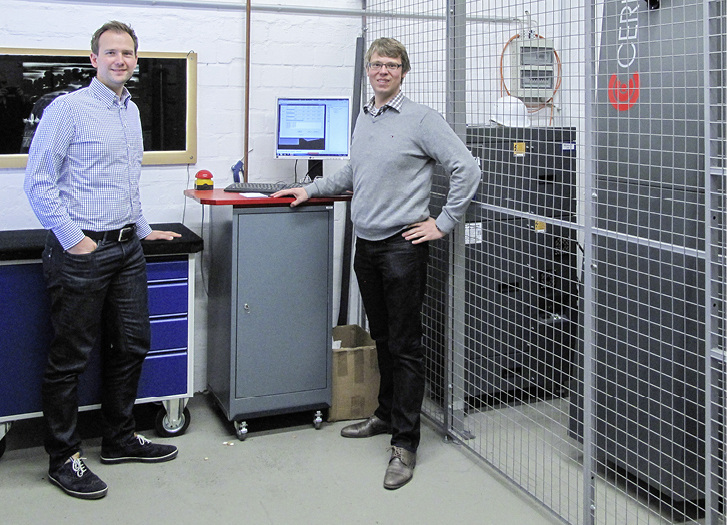 <p>
Johannes (l.) und Alexander Loose von Hoog & Sohn in der Produktion, rechts im Bild die Laseranlage von Cerion
</p>