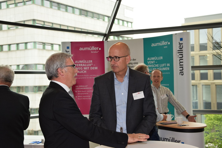 Auf der begleitenden Ausstellung konnten sich die Seminarteilnehmer über die Lösungen der Partnerunternehmen Aumüller Aumatic und Eco Schulte informieren. - © Feuertrutz Network
