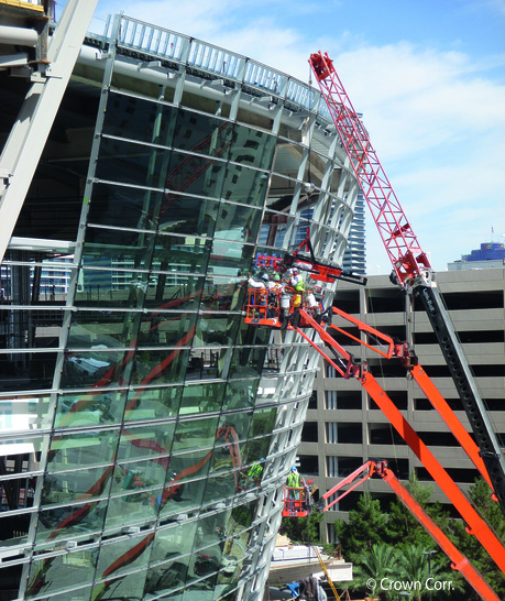 Bei der T-Mobile Arena in Las Vegas wurden die ISO-Einheiten vor Ort kalt gebogen in die Rahmenelemente der Fassade gepresst.