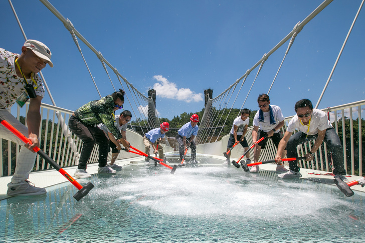 Die begehbaren VSG-Elemente sind 3 × 4 m groß und bestehen sie aus je drei 16 mm starken Scheiben und zwei ­SentryGlas Zwischen­lagen. Um die Sicherheit zu demonstrieren, traktierten ­Besucher die Scheiben mit dem Hammer.