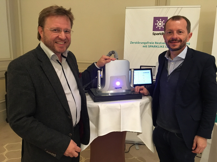 Die GLASWELT traf auf dem BF-Glaskongress 2017 Sparklike Sales Manager Mauri Saksala (l.) und R&R Verkaufsleiter Mark Letz in Aachen.