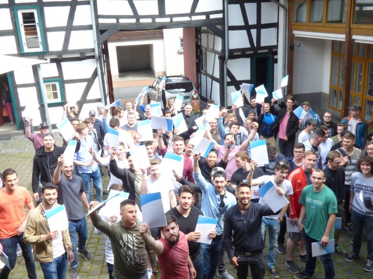 Insgesamt 78 Glas-Absolventen wurden dieses Jahr von der Landesberufsschule in Rheinbach feierlich verabschiedet.