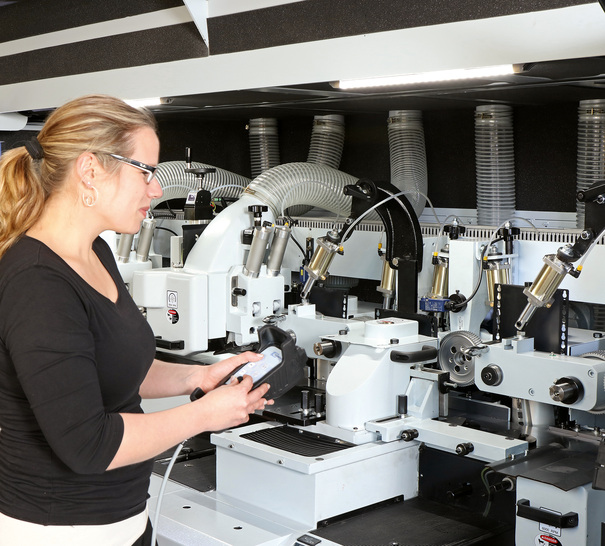 Vera Zimmermann (Produkt Manager CNC-Technologie) und die neue Hobelmaschine LPP im Einsatz - © Homag
