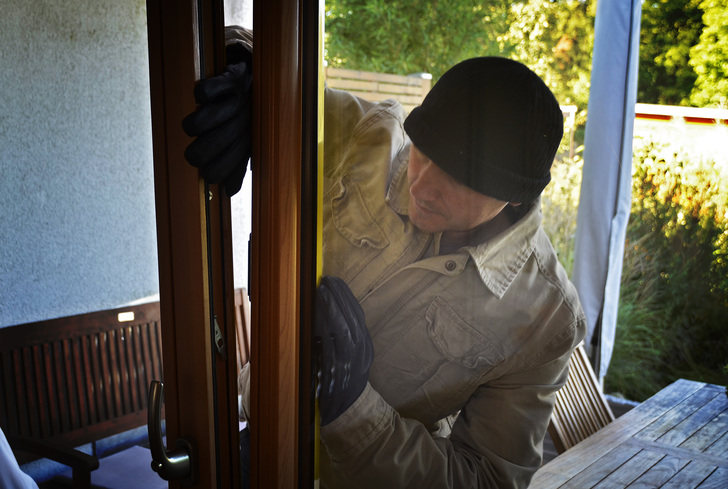 Gekippte Fenster stellen in der Regel eine Einladung für Einbrecher dar. - © Polizeiliche Kriminalprävention
