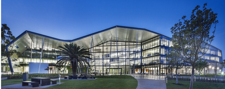 



Auf einem 60 000 m
2
 großen Grundstuck entstand der Gebäudekomplex des Statistics South Africa (Stats SA) in Pretoria mit 31 800 m
2
 Burofläche.
