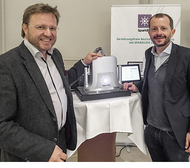 



v.l.: Mauri Saksala (Sales Manager Sparklike) und Mark Letz (Verkaufsleiter R&R) beim BF-Glaskongress 2017 in Aachen.
