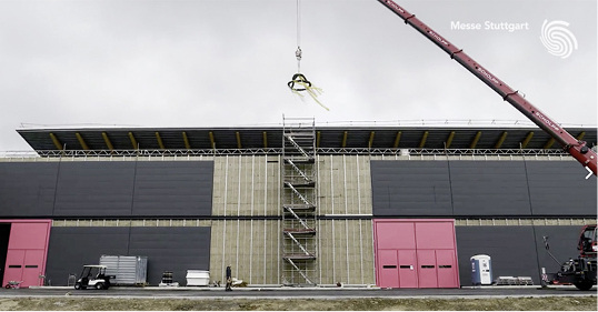 <p>
</p>

<p>
Zügig voran geht es mit der Halle 10. Die Außenfassaden sind fast fertig, der Estrich eingebracht, sodass bald pünktlich mit dem Innenausbau begonnen werden kann.
</p> - © Foto: Messe Stuttgart

