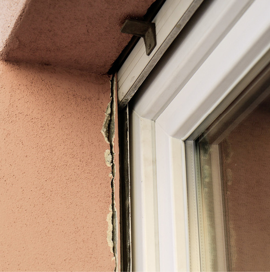 
Hier wurde beim Aufmaß der neuen Fenster vergessen, das ein Fenster u. U. auch mal eine Rollladenschiene besitzen kann. Somit wurden die alten Schienen wiederverwendet. Dies ist sowohl technisch falsch als auch handwerklich schlampig ausgeführt. Aus Sicht der grünen Landespolitik in Baden-Württemberg jedoch ein Gewinn, schließlich wurden die alten Schienen recycelt.
