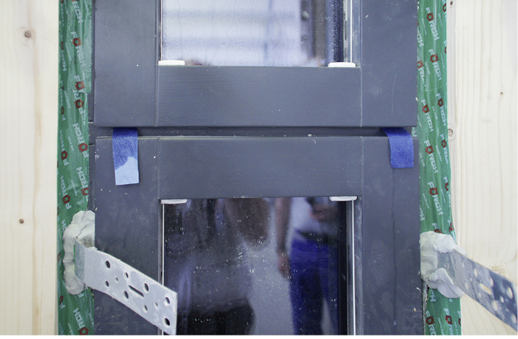 
Schwachstelle bei den Holz- und Holz-Alufenstern: Die Verblockungsluft vom äußeren Falzbereich entspricht oft nicht den konstruktiven Vorgaben aus den Werkzeugzeichnungen.
