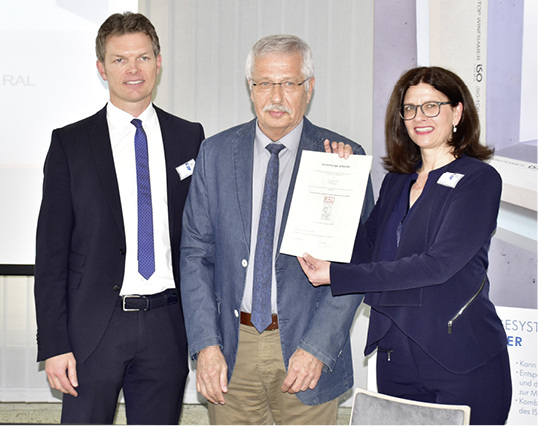 <p>
</p>

<p>
(v.l.) Dr. Martin J. Deiß (Geschäftsführer ISO-Chemie), Bernfried Stache (RAL Gütegemeinschaft FDKS), Inge Knorn (Leiterin Marketing ISO-Chemie)
</p> - © Foto: Daniel Mund / GLASWELT

