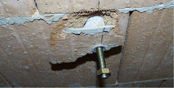 



Rand- und Lochabstände müssen beachtet werden, um möglichst hohe Auszugslasten zu erzielen und Beschädigungen des Mauerwerks zu vermeiden. In der Praxis z. B. bei späterem WDVS schwierig zu realisieren.
