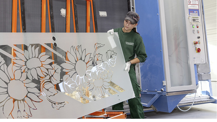 



Spezialisiert auf die Veredlung: Hier ein Blick in die Sandstrahlbearbeitung von Glastechnik Schneeberg.
