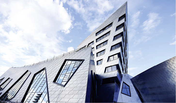 



Der Preis in der Kategorie „Innovative Objekte“ wurde für das neue Zentralgebäude der Leuphana Universität in Lüneburg verliehen. Preisträger Glas Natter, Regensburg, lieferte dafür 750 m
2
 schaltbares EControl-Sonnenschutzglas.
