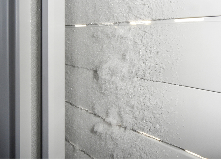 



Ein Problem: Abströmende warme Raumluft auf der raumseitigen Oberfläche der Rollladenpanzer kann sich als Tauwasser niederschlagen und bei besonders kalten Tagen zu Vereisungen führen.
