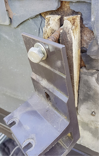 



Mangelhafte Montagen kommen oft erst bei Neubespannungen zutage und werfen dann Probleme mit dem Kunden auf (siehe Interviewkasten, S.96).
