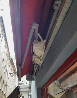 



Zusatzlasten, wie z. B. Beleuchtung an der Markise. Ein Problemfall, der häufig in der Gastronomie anzutreffen ist. Neben der Überlastung der mechanischen Konstruktion der Markise, kann es hier auch zu gefährlichen Stromschlägen kommen.
