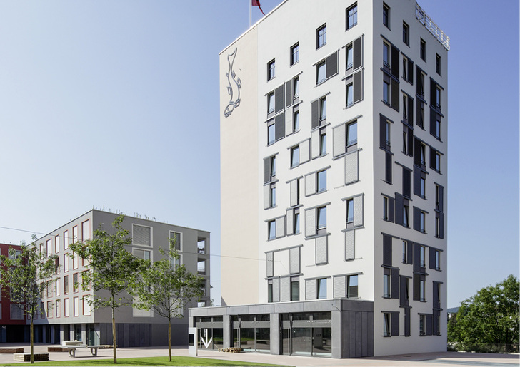 



Mit den Schiebeläden bekommt die Fassade je nach Öffnungs- oder Schließgrad ein zufälliges Design. 
