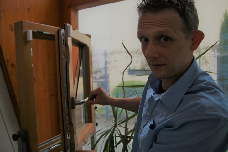 Marc Schütt weist auf den abschließbaren Fenstergriff hin. - © Camillo Kluge/GLASWELT
