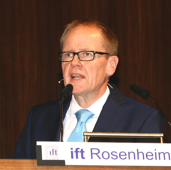 Hatte schon auf den Rosenheimer Fenstertagen 2014 mit seiner “Publikumsbeschimpfung“ die Fensterbranche in die Mangel genommen und will es wohl in diesem Jahr noch einmal versuchen: Jochen Grönegräs, der Geschäftsführer des Bundesverbands Flachglas