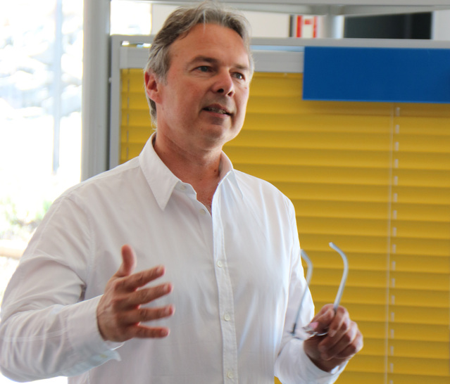 Kurt Faltenbacher, Geschäftsführer von Faltenbacher Jalousienbau, bei der Begrüßung der Mitglieder am Stammsitz in Erbendorf.