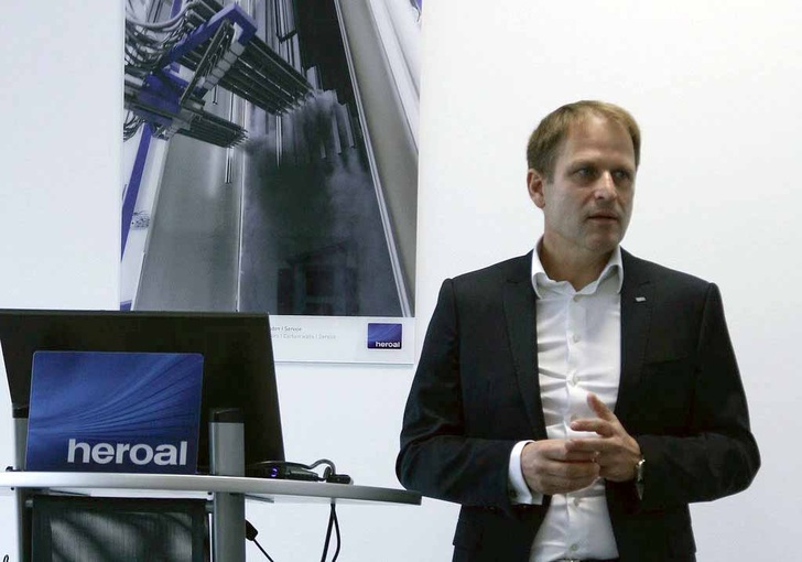 Konrad Kaiser, Geschäftsführer bei heroal, stellte die neue Qualitätsstraße vor.