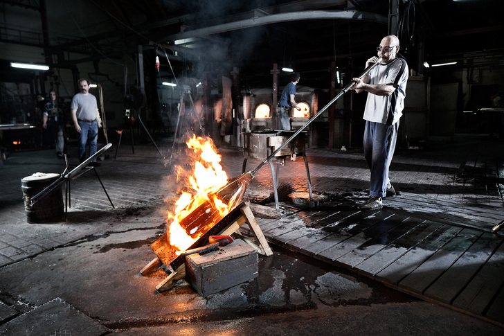 In der 1906 erbauten Ofenhalle fertigt Lamberts mundgeblasenes Flachglas für Architektur und Kunst.