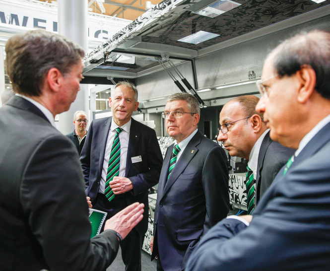 Hoch zufrieden mit der LIGNA: Weinig Aufsichtsratsvorsitzender Thomas Bach informierte sich bei einem Standrundgang mit dem Vorstand über die Höhepunkte des Ausstellungsprogramms