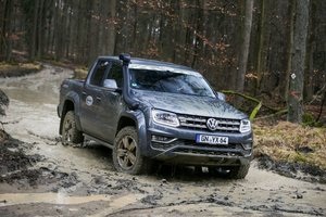 Amarok V6: Einsatzspektrum des Pickup dank Fahrwerkshöherlegung, Unterfahrschutz und Ansaugschnorchel nochmals erweitert.