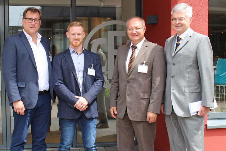 Richard Rackl (r.), Geschäftsführer der CES-Gruppe, begrüßte die Gäste (v. l.) FVSB-Geschäftsführer Stepahn Schmidt, Kriminaloberkommissar Matthias Kornmann und Kriminaldirektor Gerald Muß.