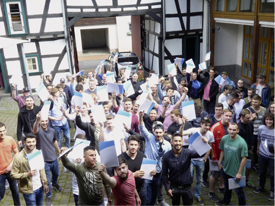 
Im festlichen Rahmen wurden im Glasmuseum in Rheinbach 78 Absolventen der Landesberufsschule Rheinbach aus dem Bereich Glas und Keramik offiziell verabschiedet und ins Berufsleben entlassen. Beste Absolventen waren in diesem Jahr die beiden Verfahrensmechaniker Leonard Jung und Ben Schwarzenbach (Ø 1,0). Weiter wurden ausgezeichnet: Flachglasmechaniker Daryl Sindermann (Ø 1,5); Industriekeramiker Daniel Michel (Ø 1,7) und der Glaser Alexander Meister (Ø 1,8).



