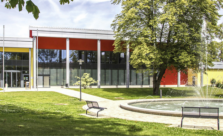 



Der Neubau der Stadthalle in Erbendorf ist mit drei unterschiedlichen Verschattungssystemen ausgestattet.
