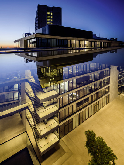 



Das gläserne Dach über dem Innenhof sorgt für einen großflächigen Tageslichteinfall.
