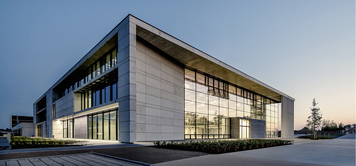 



Den Machern von Solarlux ist mit der Firmenzentrale mit ihren Büros und Produktionsstätten ein Industriebau gelungen, der Maßstäbe setzt.
