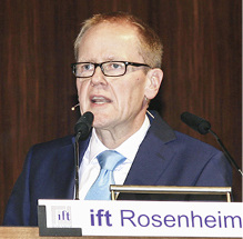 <p>
</p>

<p>
Hatte schon auf den Rosenheimer Fenstertagen 2014 mit seiner „Publikumsbeschimpfung“ die Fensterbranche in die Mangel genommen und will es wohl in diesem Jahr noch einmal versuchen: Jochen Grönegräs, der Geschäftsführer des Bundesverbands Flachglas.
</p> - © Foto: Daniel Mund / GLASWELT

